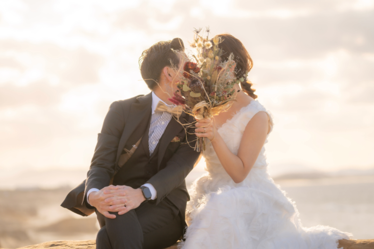 ドレスとタキシードを着たカップル