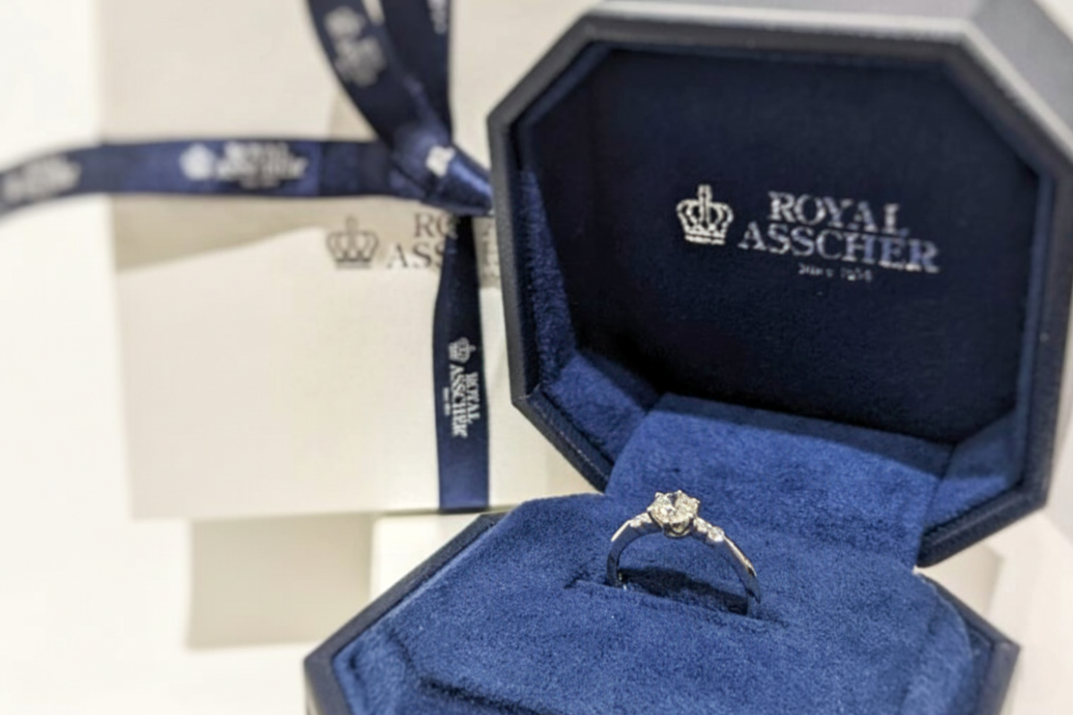 ロイヤルアッシャーの婚約指輪とケース