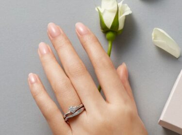 【長野市】婚約指輪は左手に着けるもの？ほかの指に着けても日常的に楽しめるデザインをご紹介！
