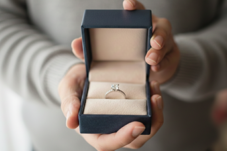 伊那市婚約指輪 プロポーズでケースを開ける男性