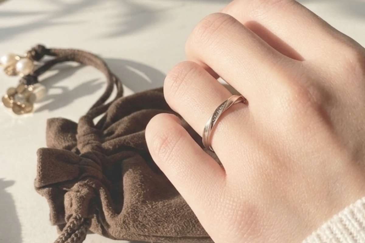 結婚指輪を着けた手