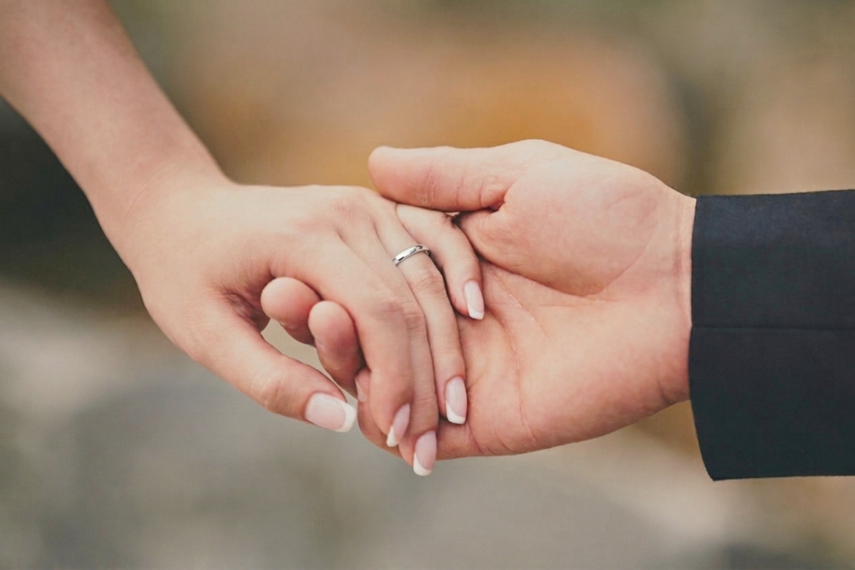 手をつなぐカップルの手 結婚指輪