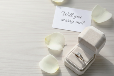 プロポーズの瞬間を一生の宝物に。あえて“本物”の婚約指輪を贈るべき３つの理由