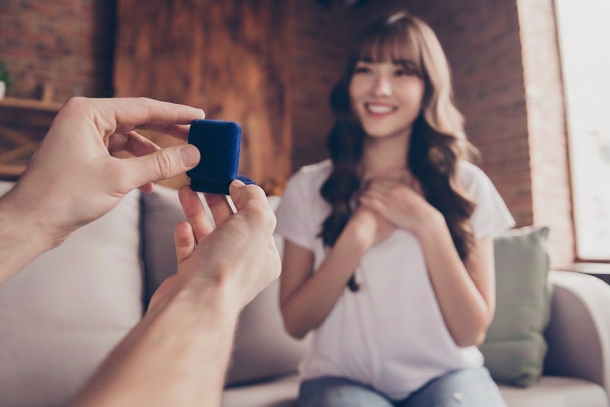 プロポーズに喜ぶ女性