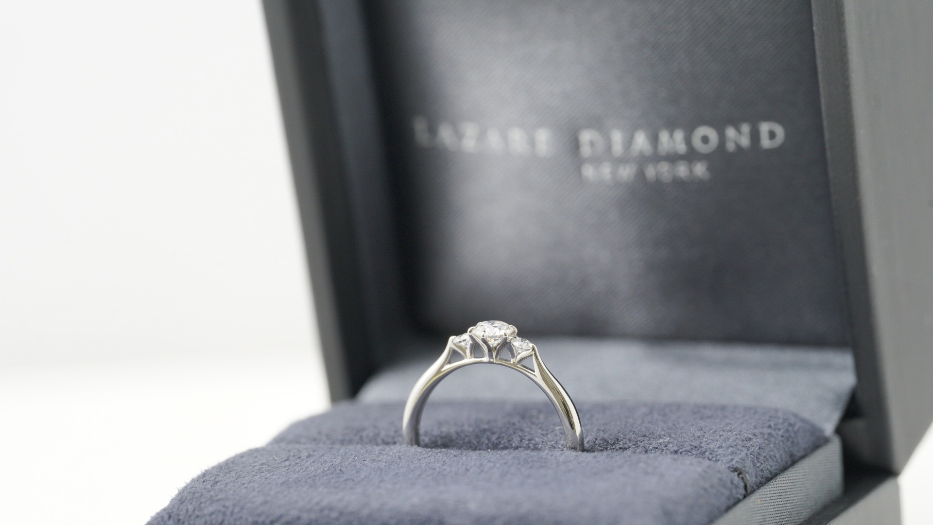 ラザールダイヤモンドの婚約指輪「リリーズ」