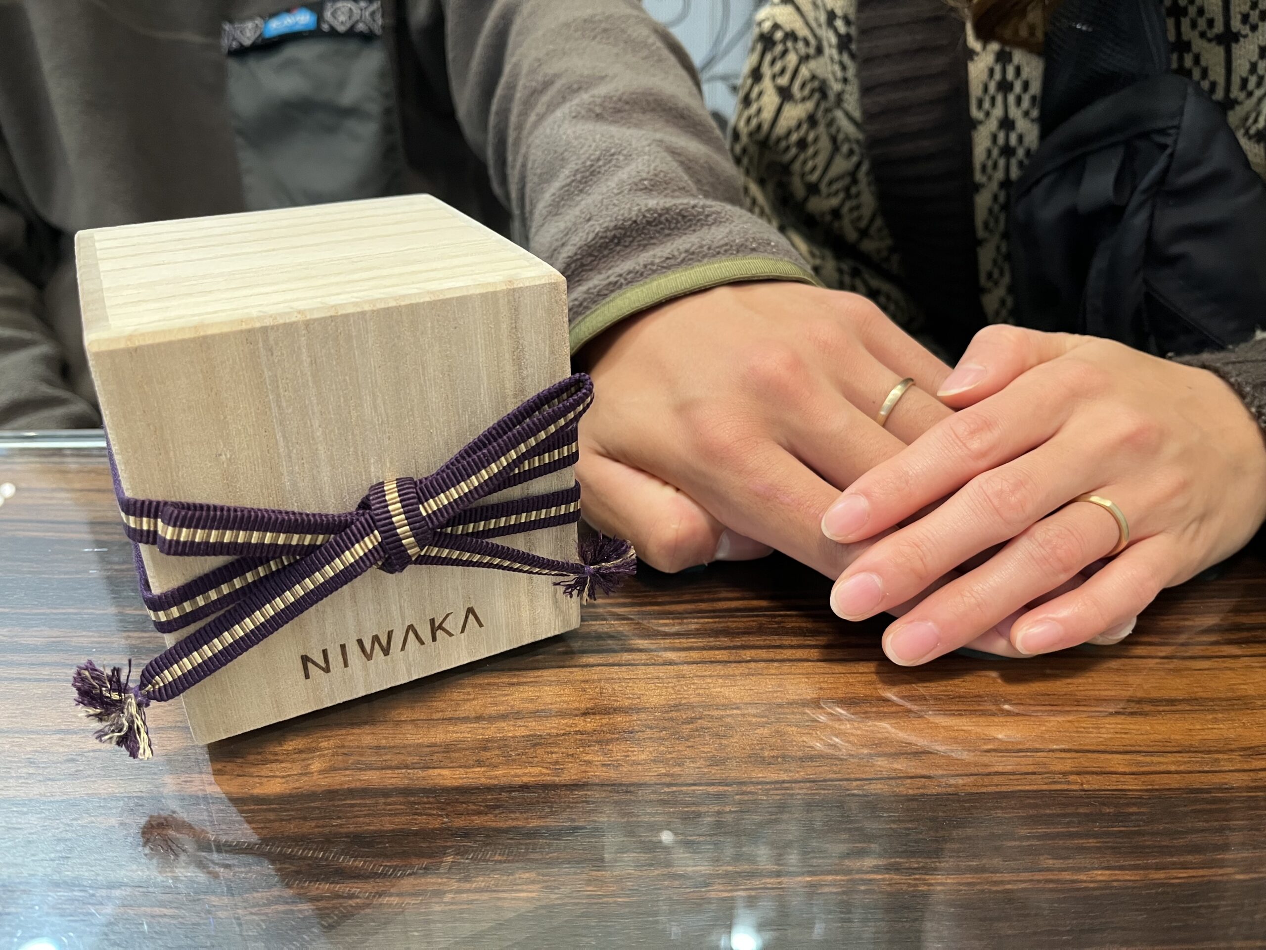 NIWAKAひなた結婚指輪を着けたカップル