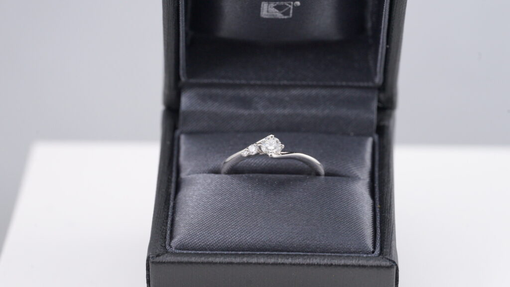 ラザールダイヤモンドの婚約指輪