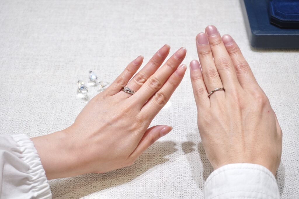 ロイヤル・アッシャーの結婚指輪を着けたカップルの手元