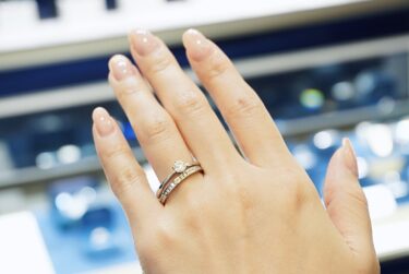 結婚指輪としても人気！永遠を象徴するロイヤル・アッシャーのエタニティリング特集