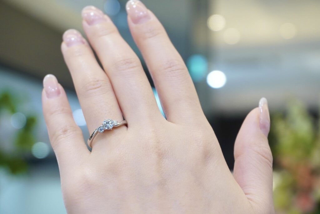 ロイヤル・アッシャーの婚約指輪を着けた女性の手元