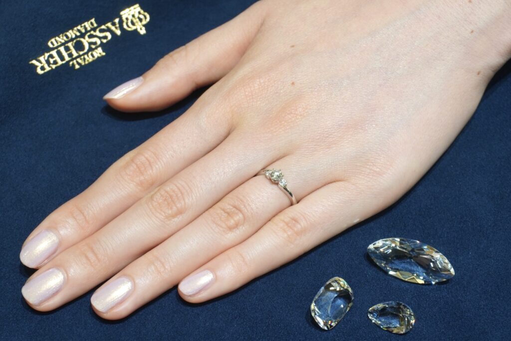 ロイヤル・アッシャーの婚約指輪を着けた女性の手元