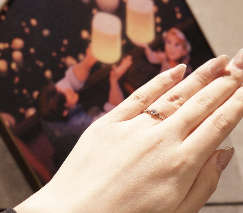 ラプンツェルの婚約指輪を着用した手元