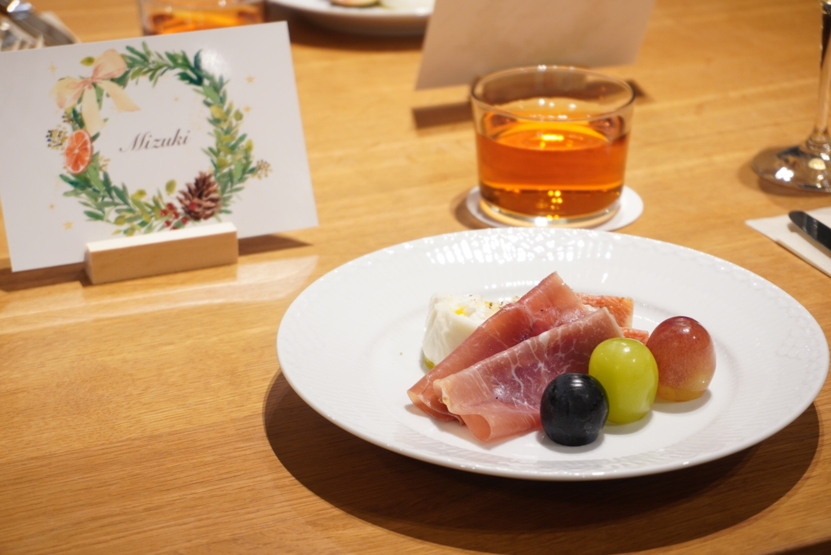 生ハムとチーズと葡萄の前菜