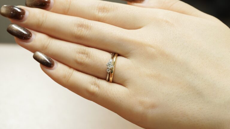 プラチナとゴールドの重ね付け　婚約指輪と結婚指輪