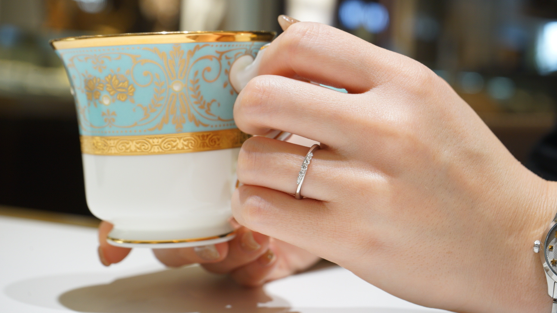 ラザールダイヤモンドの結婚指輪を着用した女性の手元