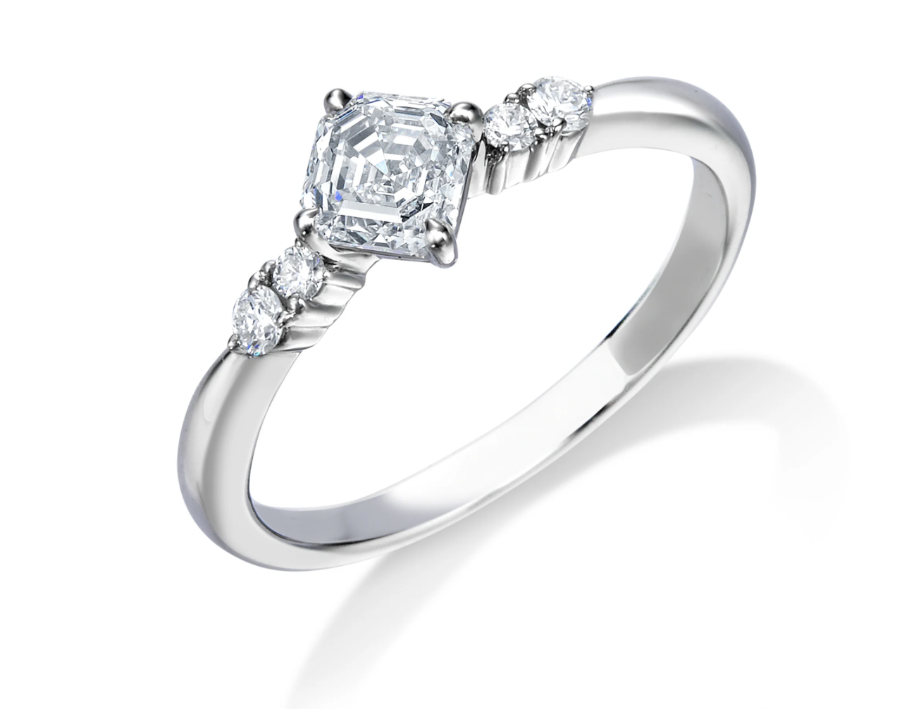 ロイヤル・アッシャー・カットの婚約指輪、AC043