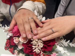 結の結婚指輪を着けたカップル