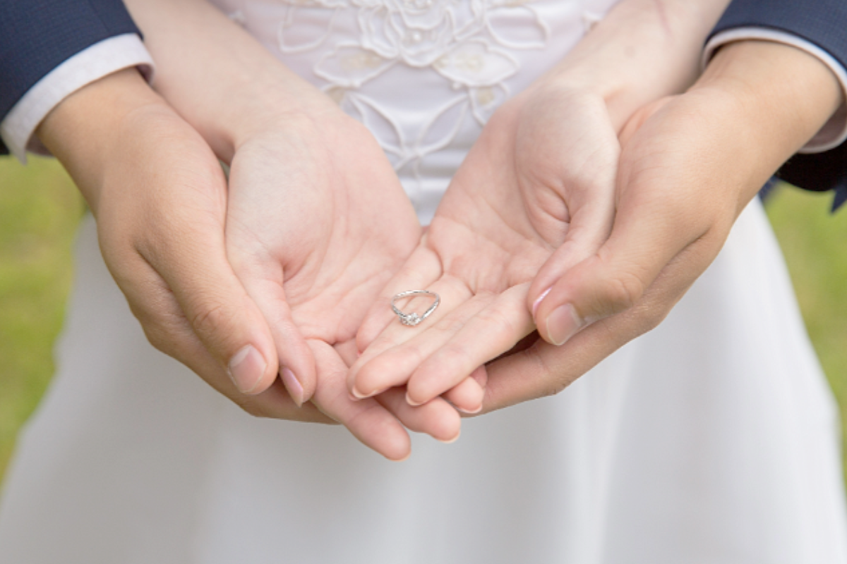 カップルの手にある婚約指輪