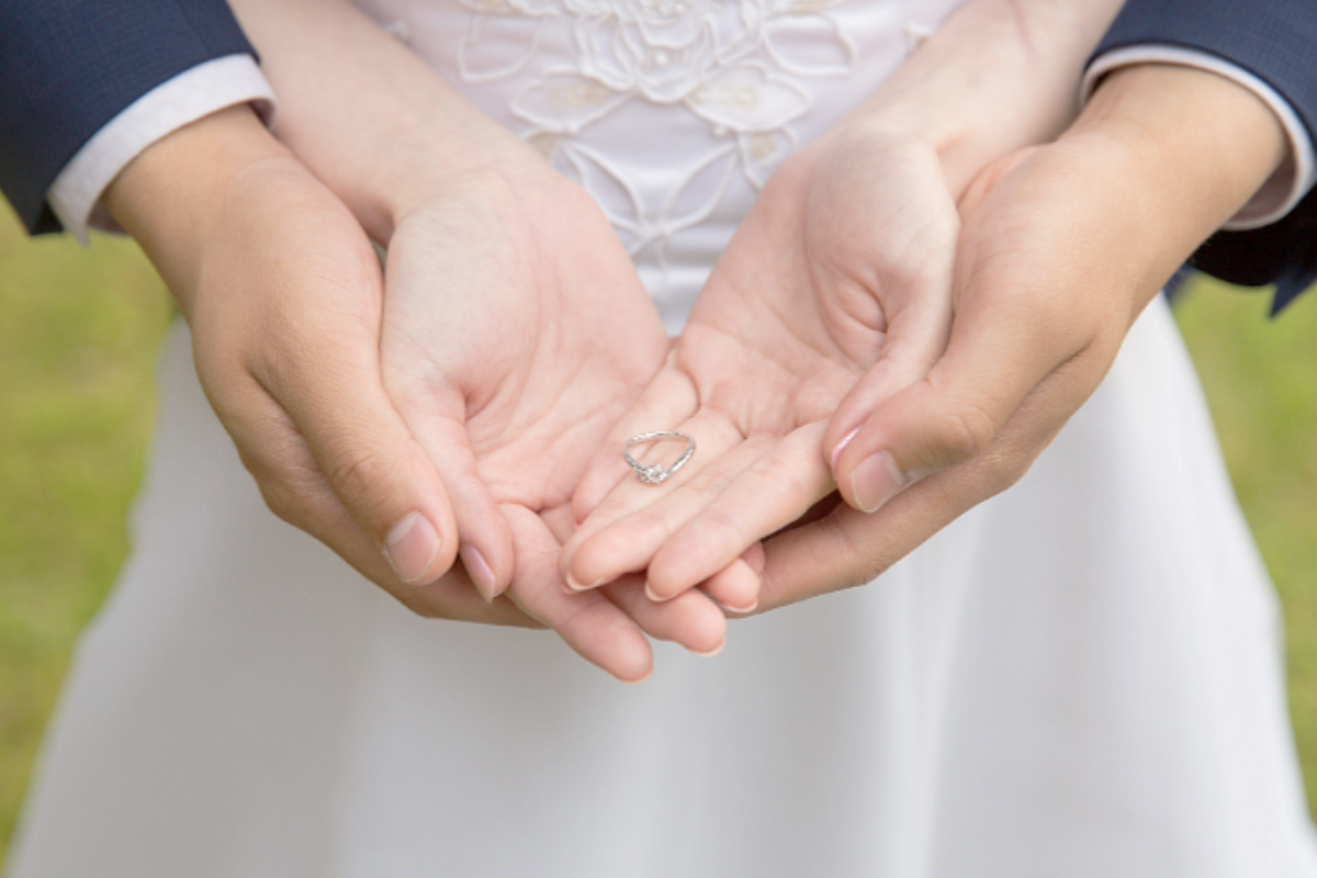 伊那市婚約指輪 指輪を持つカップルの手