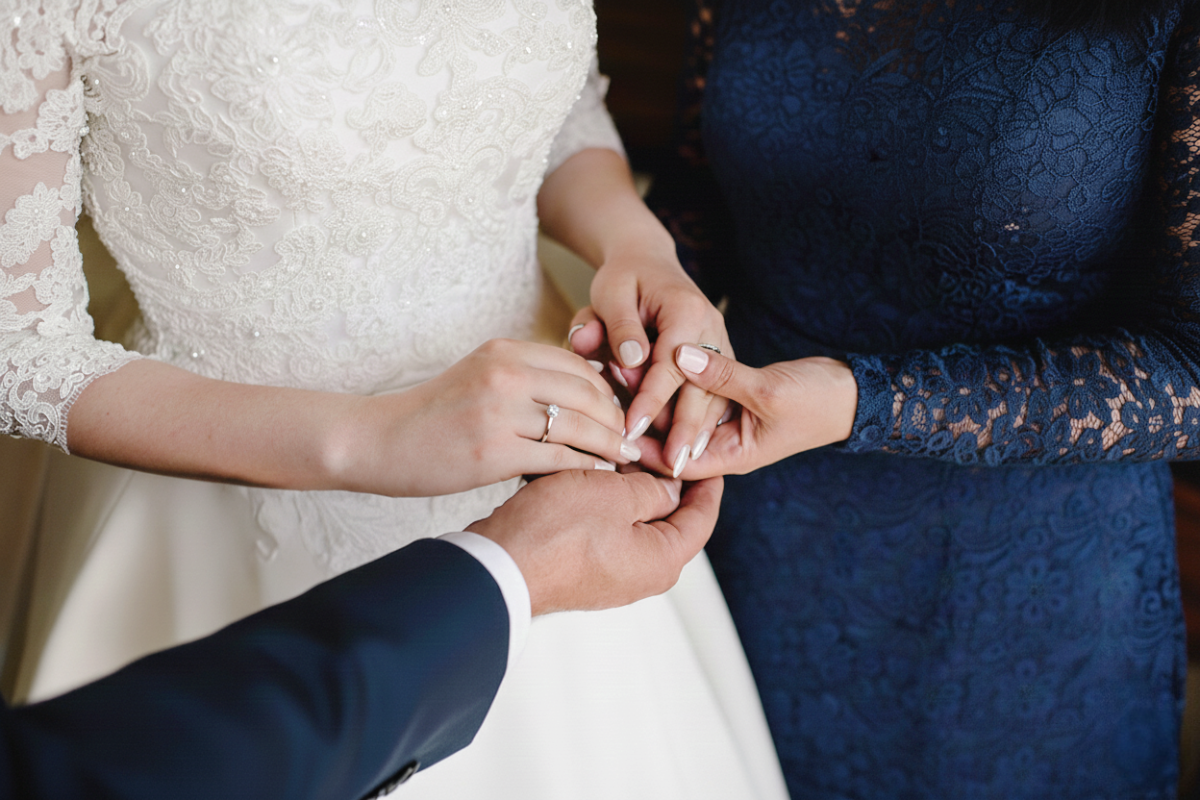 女性の手を握る両親