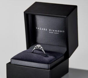ラザールダイヤモンドの婚約指輪「リリーズ」｜デザインの特徴、価格帯や重ね付けについて解説します