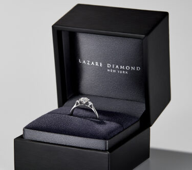 ラザールダイヤモンドの婚約指輪「リリーズ」｜デザインの特徴、価格帯や重ね付けについて解説します