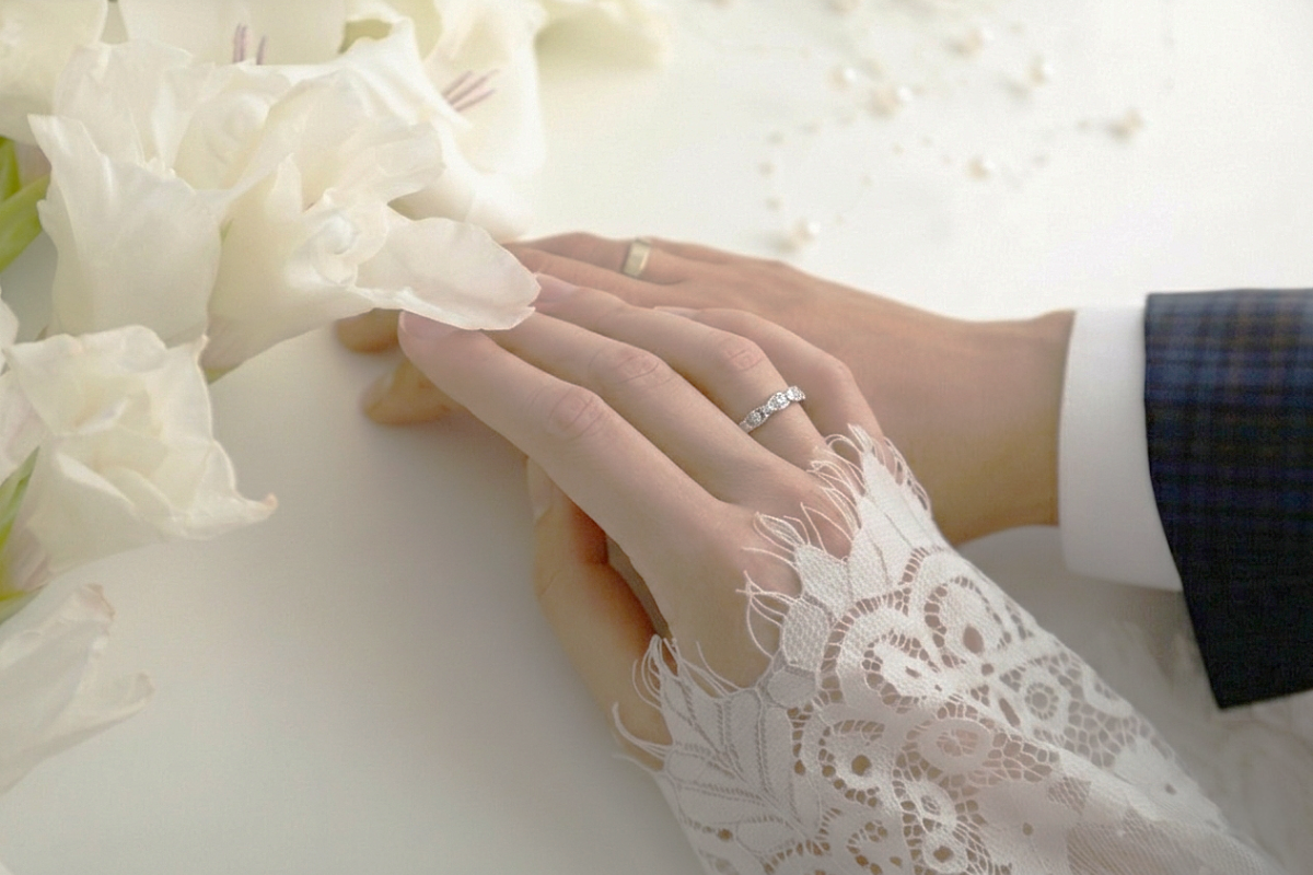 ダイヤあり結婚指輪を着けたカップルの手