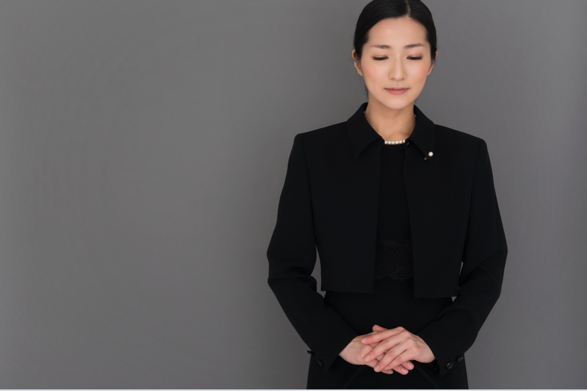 葬儀に参加する女性