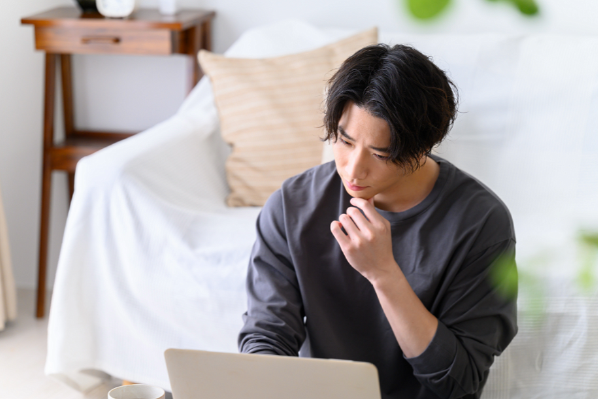 悩む男性