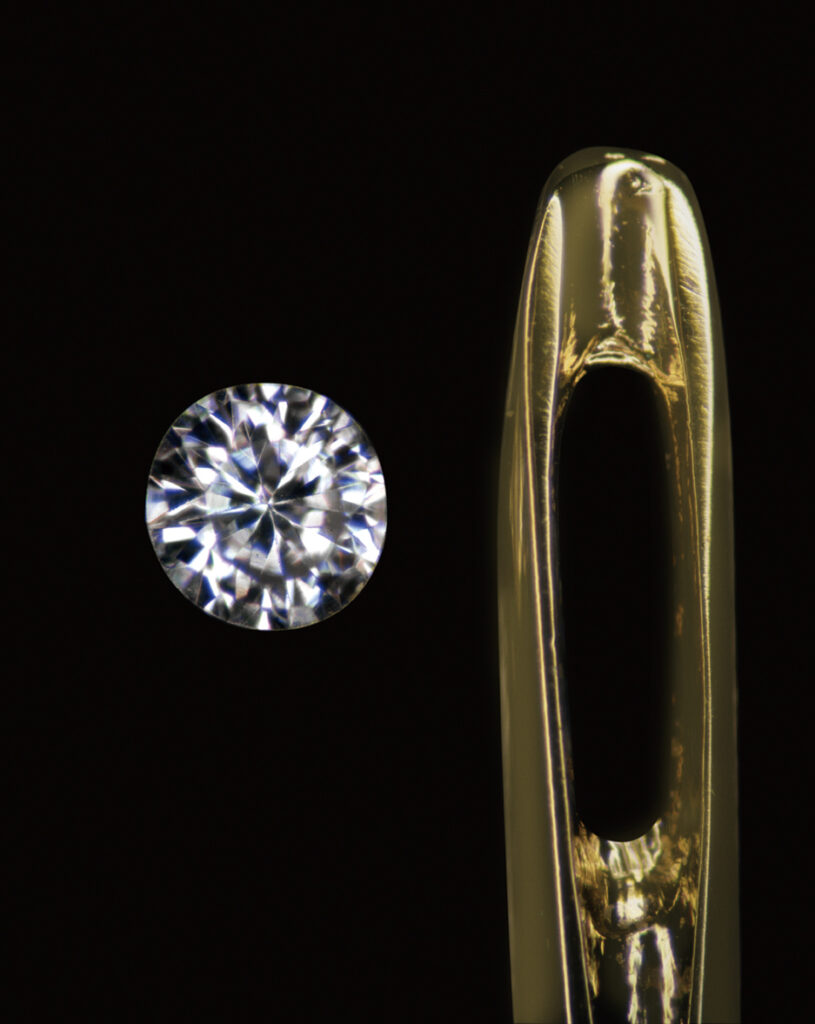 1/607ct のフルカットダイヤモンドと縫い針を比較した画像