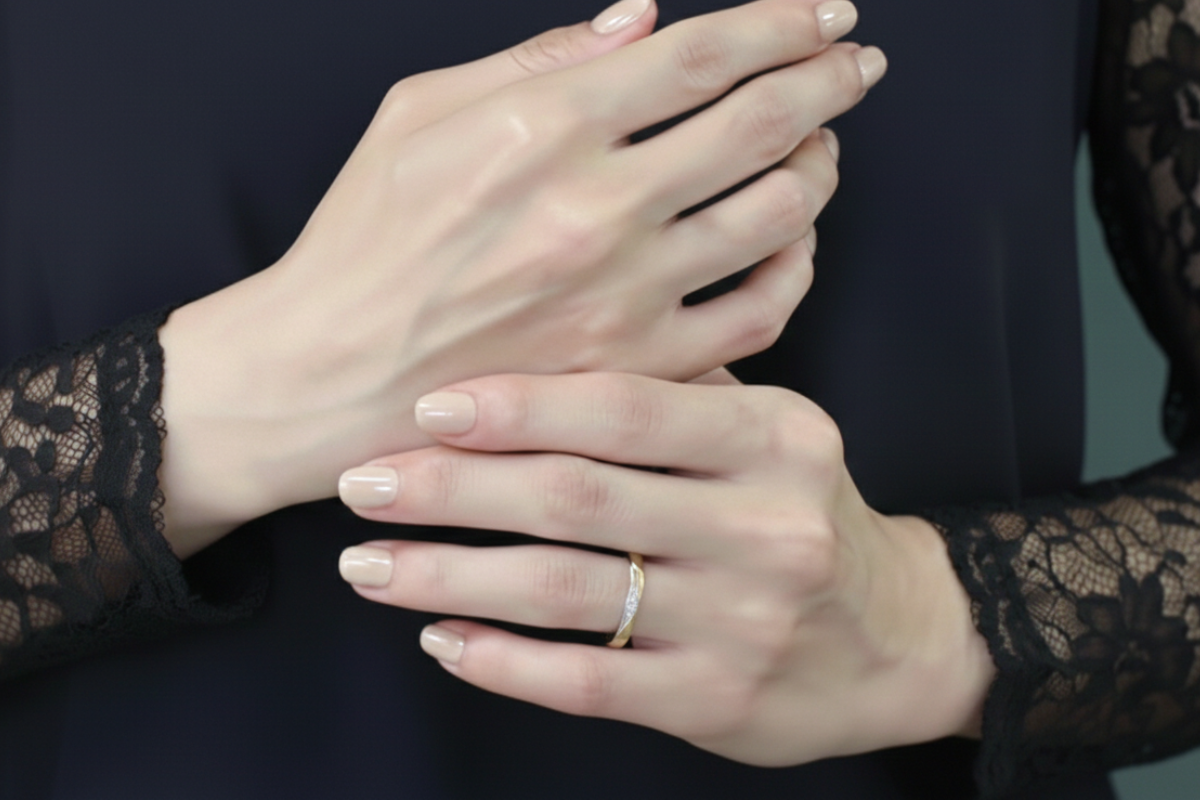 ゴールド×プラチナのコンビリングを着けた手元