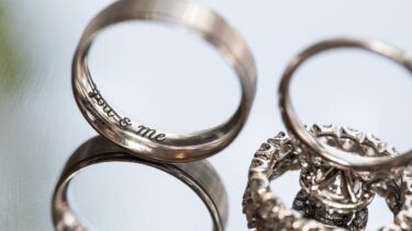 【長野市】結婚指輪の刻印はどんな文字を入れる？人気の刻印例をご紹介