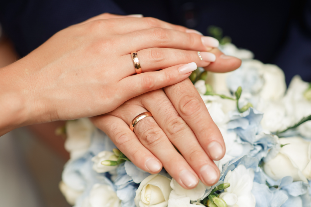 カップルの手に結婚指輪