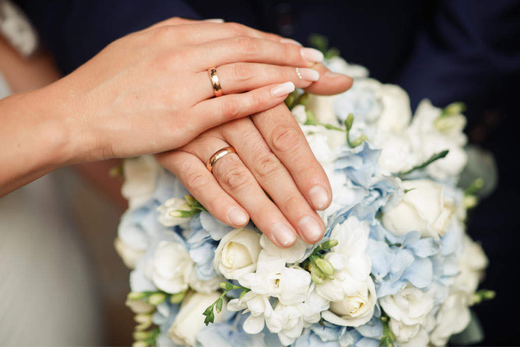 結婚指輪と花束