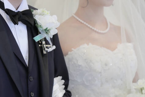 結婚式でパールを着用する花嫁