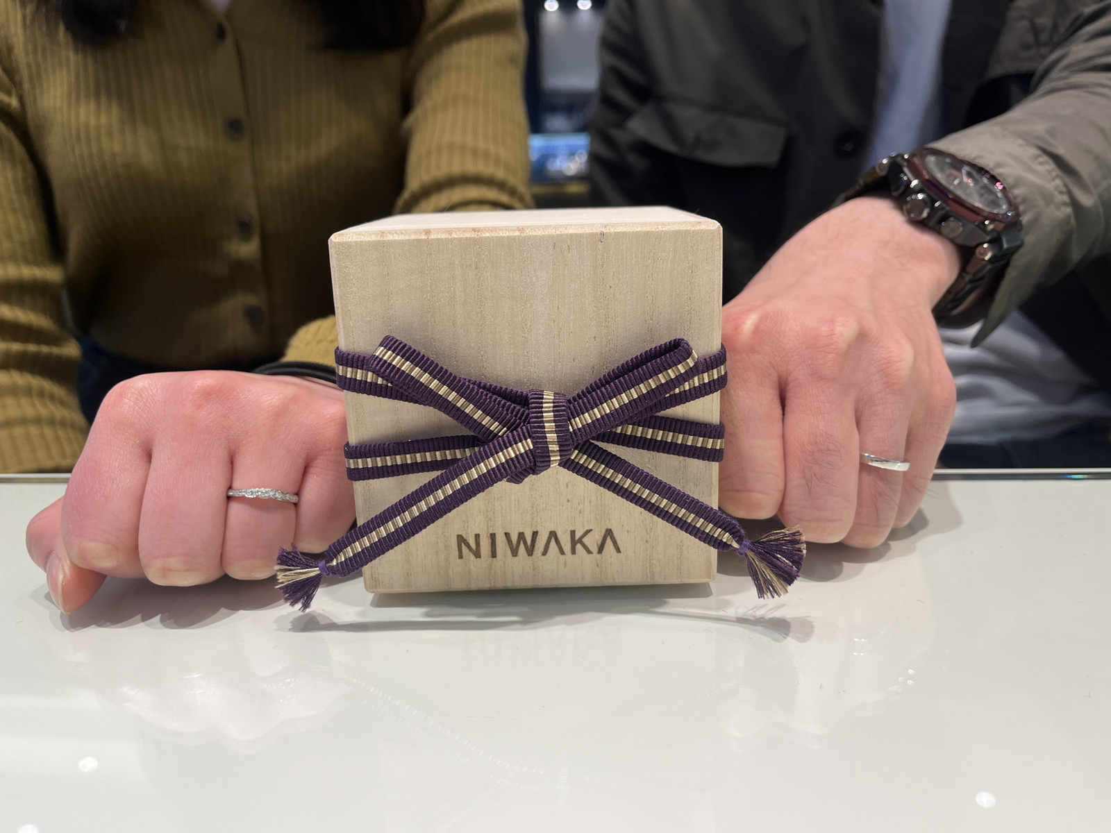 NIWAKAの花麗を着けたカップルの手元