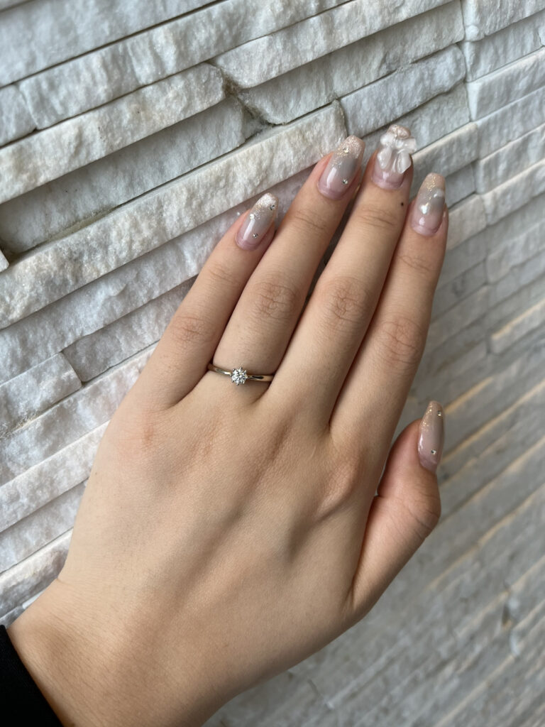 アリエルの婚約指輪をつけた手元