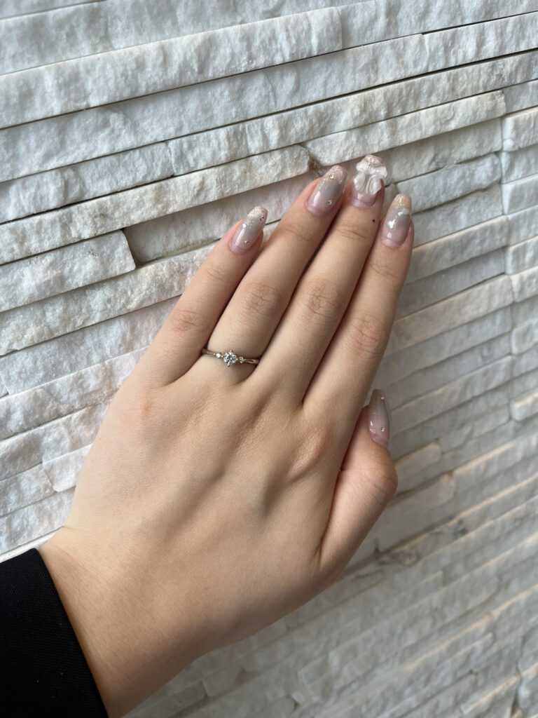 アリエルの婚約指輪をつけた手元