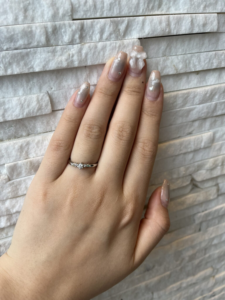 アリエルの婚約指輪をつけた手元