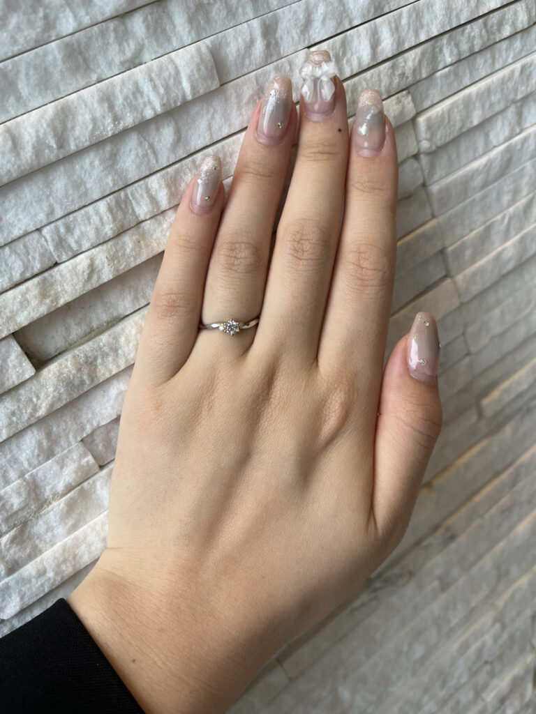 アリエルの婚約指輪をつけた手元