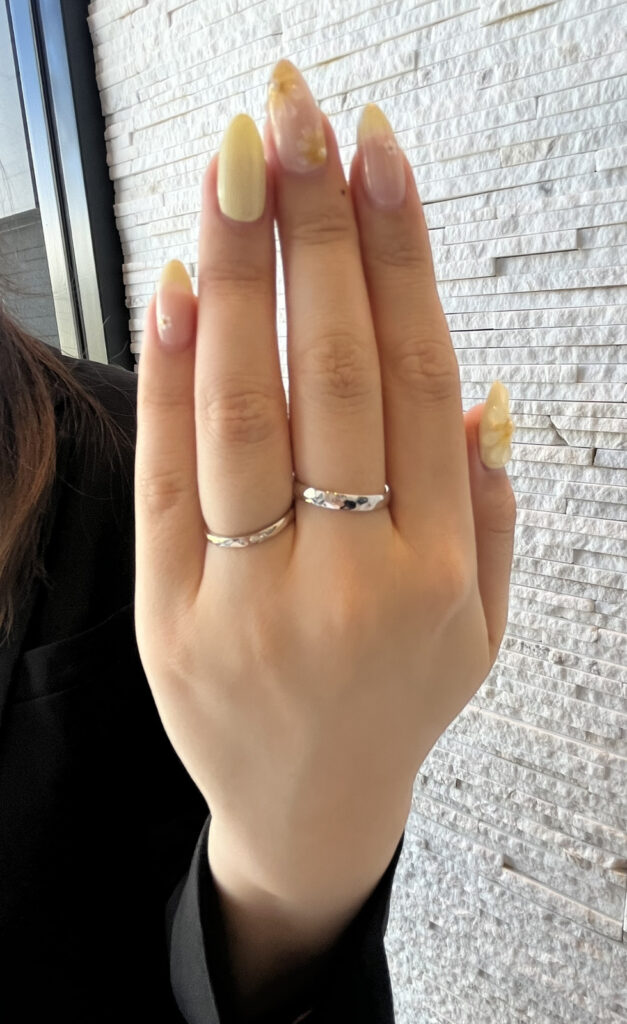 リトルマーメイド結婚指輪をつけた手元