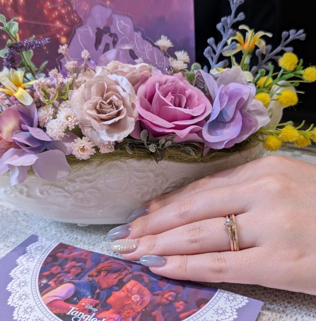 ラプンツェルの婚約指輪と結婚指輪を着用した手元