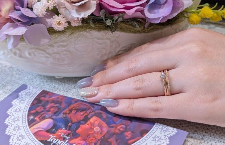 ラプンツェルの婚約指輪と結婚指輪を着用した手元