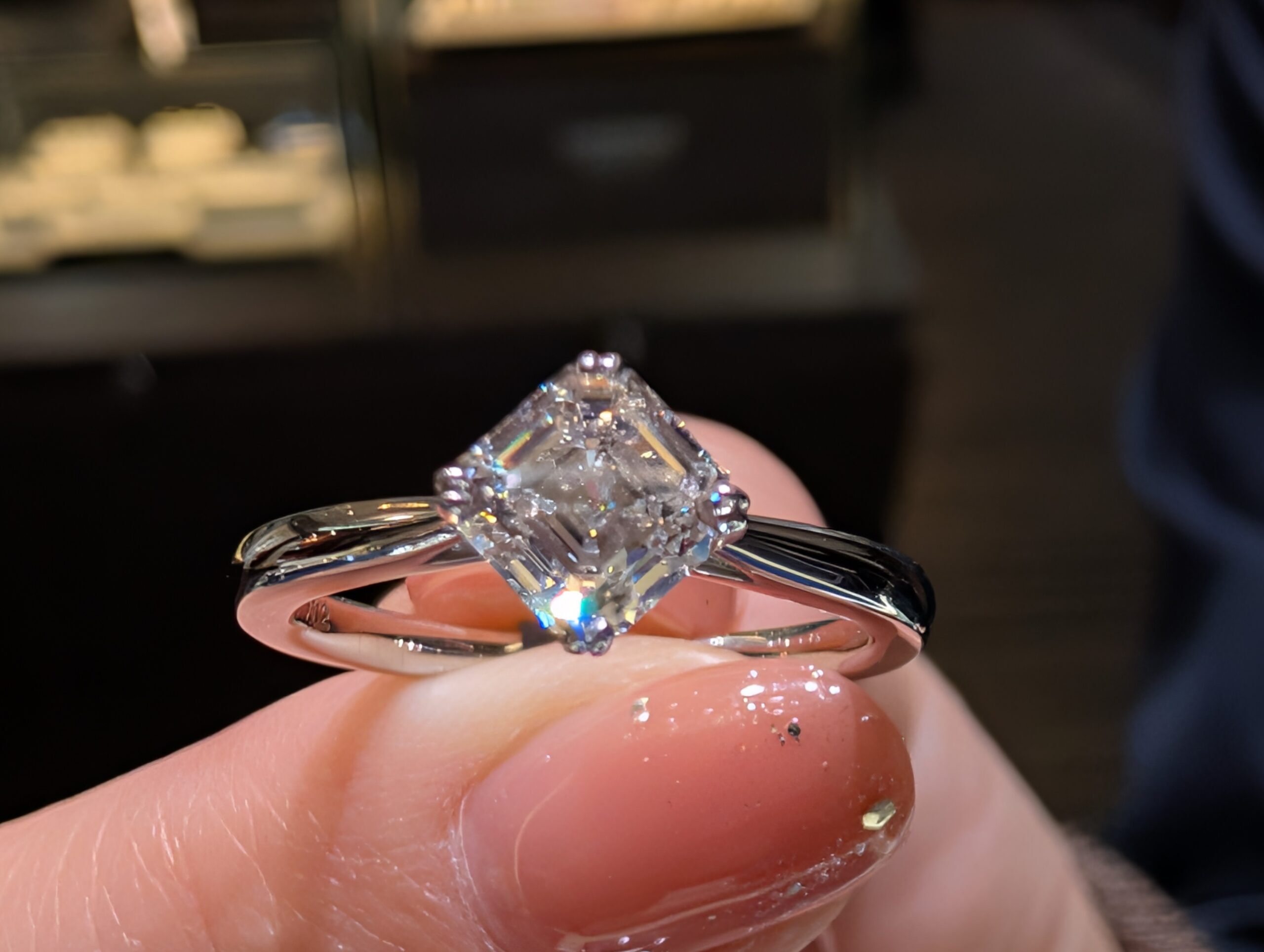 ロイヤル・アッシャー・カットの婚約指輪