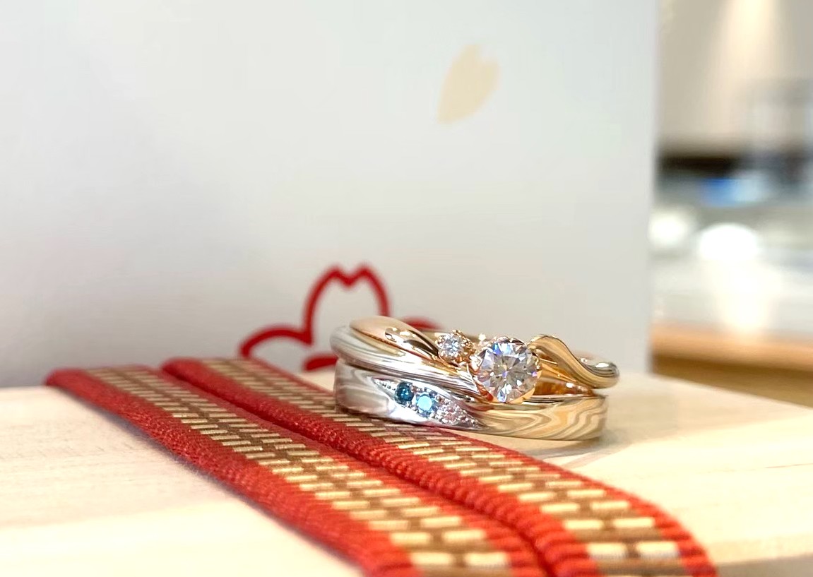 杢目金屋の婚約指輪と結婚指輪「紅桜」、「紅ひとすじ」