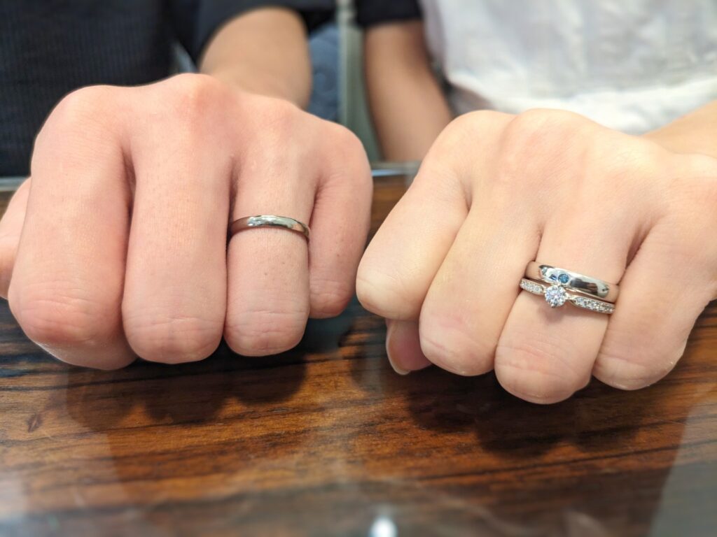 NIWAKAの結婚指輪をつけたカップル、ことほぎ、睡蓮