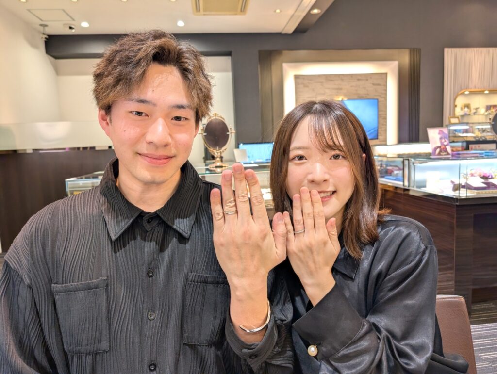 ルシエの結婚指輪をつけたカップル