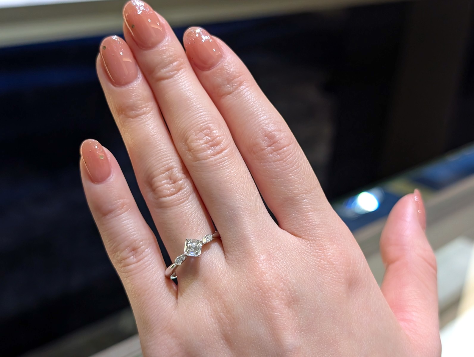 ロイヤル・アッシャー・カットの婚約指輪、AC043