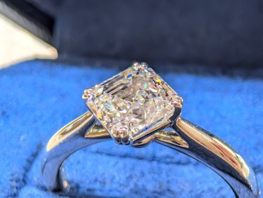 ロイヤル・アッシャー・カット究極の透明感！スクエアカットダイヤの最高峰の婚約指輪。