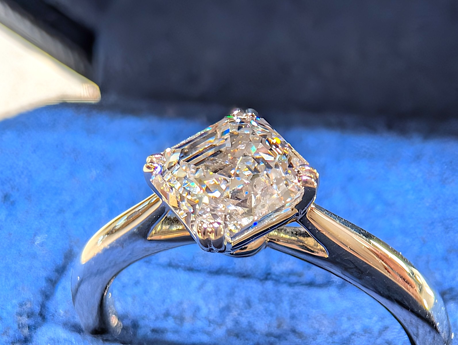 ロイヤル・アッシャー・カットの婚約指輪